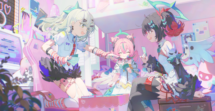 Комнатная сцена с персонажами